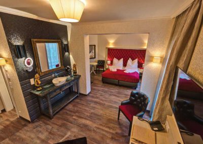 Room Rubin at the SPREE.Hotel in der Altstadt. Desk, washbasin and bedroom