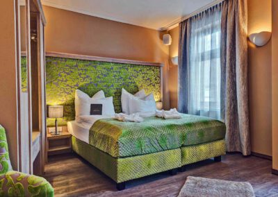 Zimmer Smaragd im SPREE.Hotel in der Altstadt, Blick auf das Doppelbett